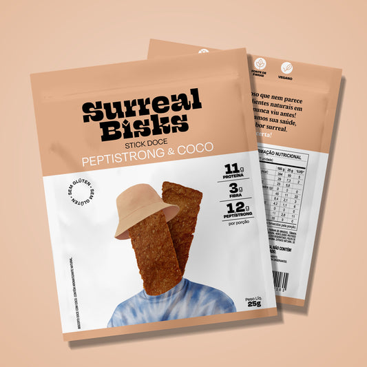 Embalagens do Surreal Bisks Stick Doce PeptiStrong & Coco, frente e verso, sobre fundo bege